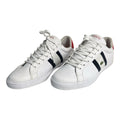 Lacoste Sneaker Blanco Clásico con Franjas Azul Marino y Detalle Rojo