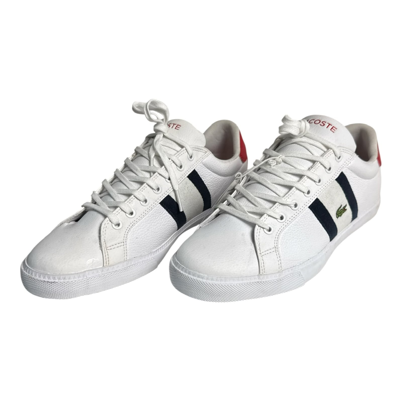 Lacoste Sneaker Blanco Clásico con Franjas Azul Marino y Detalle Rojo